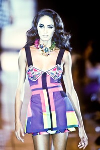 970031239_Versace1991WomenRTW224.thumb.jpg.fd4288014a56207b00c8c54445582c11.jpg