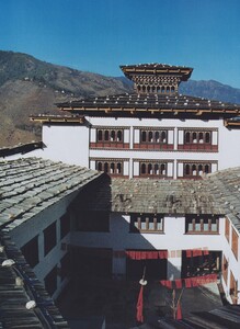 Bhutan_Halard_US_Vogue_June_2005_03.thumb.jpg.5971c03763a5aa0d852a0c5b9c17b508.jpg