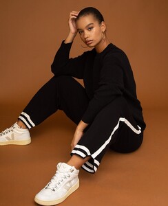 CREWNECK_BLACK_0002_NAGNATATETHER-2324_3d625c02-c313-4756-b055-d90aa8aeb97a.jpg