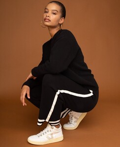 CREWNECK_BLACK_0006_NAGNATATETHER-2295.jpg