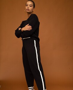 CREWNECK_BLACK_0010_NAGNATATETHER-2271_10a6249a-3400-41c7-bd72-33d5f149e515.jpg