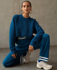 CREWNECK_TEALNAVY_0002_NAGNATATETHER-2001_5bcc7e2f-9020-4f5f-87cb-2b696875c5e9.jpg