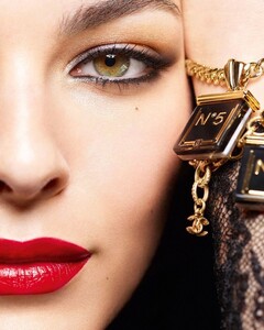 Chanel-Makeup-Holiday-2021-Campaign04.jpg