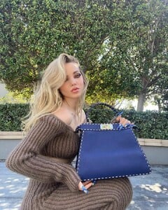 Dove-Cameron-Braless-Underboobs-3.jpg