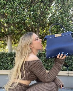 Dove-Cameron-Braless-Underboobs-5.jpg