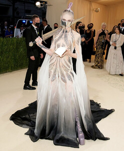 Grimes-Wore-Iris-Van-Herpen-Haute-Couture-To-The-Met-Gala.jpg