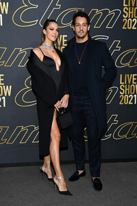 Iris_Mittenaere_-_Photocall_du_d__fil___Etam_Live_Show_2021____l_Op__ra_Garnier____Paris_-_4_octobre_2021__3_.jpg