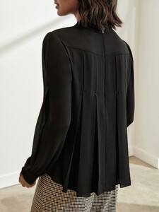 Light-Crepe-Pleat-Back-Top-M51542-S20_1500x2000_637320428427193698_200716-VM-E-Bella-SH10-ON-200803-14168_1_copy.jpg