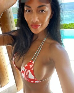 Nicole-Scherzinger-Stunning-Body-in-Bikini-6.jpg