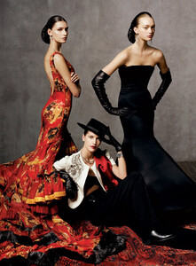 Packing-for-Paradise-Steven-Meisel-Vogue-US-June-2005-02.thumb.jpg.9d4c529ba72d50b5bb027a3686ca2e2b.jpg