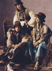 Packing-for-Paradise-Steven-Meisel-Vogue-US-June-2005-07.thumb.jpg.5c48af030535f7b454175ee6570ac35d.jpg