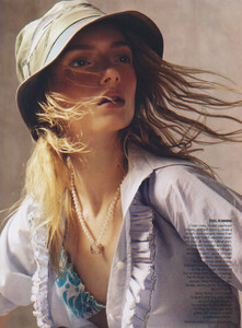Packing-for-Paradise-Steven-Meisel-Vogue-US-June-2005-09.thumb.jpg.5d20ec60582b17d6e11be03228ff63fb.jpg