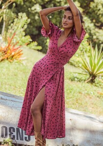 Q4201-20256-MabelLaneWrapMidiDress-PersianRed-front2_2000x.jpg