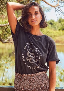 Q4201-20257-JungleTee-WashedBlack-front6_2000x.jpg