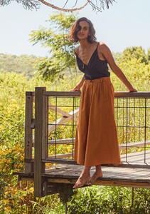 Q4201-20258-LeighMidiSkirt-Saffron-front3_2000x.jpg