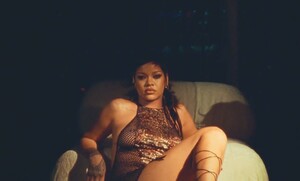Rihanna-Sexy-Braless-Boobs-14.jpg