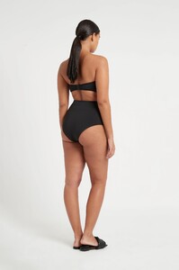 S12-20835-SirTheLabel-0238_result.jpg