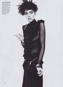 Sims_US_Vogue_March_2011_03.thumb.jpg.fbd6c248d18d8d645a958c83caf433f2.jpg