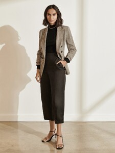 Soft-Linen-Tapered-Pant-V21033-S20_1500x2000_637323950266553460_200716-VM-E-Bella-SH18-ON-200810-14956_1.jpg