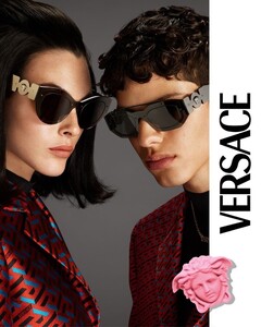 Versace-Eyewear-Fall-Winter-2021-Campaign01.jpg