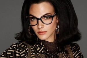 Versace-Eyewear-Fall-Winter-2021-Campaign03.jpg