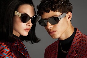 Versace-Eyewear-Fall-Winter-2021-Campaign04.jpg