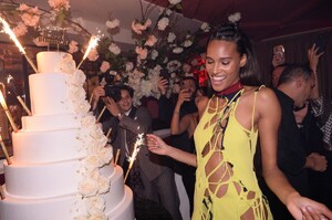 cindy_bruna_-_in_paris_20211001__10_.jpg