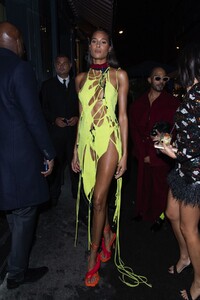 cindy_bruna_-_in_paris_20211001__5_.jpg