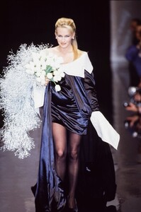 dior-fw-1995-6.thumb.jpg.585cc7f5bc0fc30256bf2d3d17a27b33.jpg