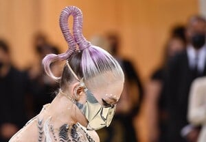 grimes-hairstyle-met-gala-1631610866.jpg