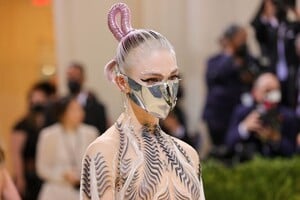 grimes-met-gala-hair-ponytail-1631610813.jpg