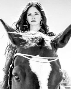 mackenzie-foy-in-eqluxe-magazine-autumn-2021-0.jpeg