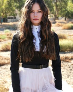 mackenzie-foy-in-eqluxe-magazine-autumn-2021-12.jpeg