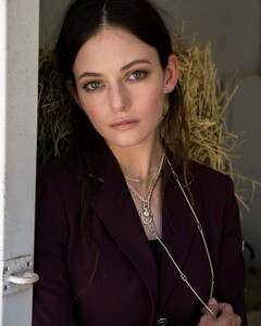 mackenzie-foy-in-eqluxe-magazine-autumn-2021-5.jpeg