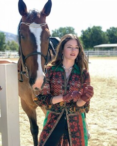 mackenzie-foy-in-eqluxe-magazine-autumn-2021-9.jpeg