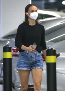 natalie-portman-in-denim-shorts-at-a-medical-center-in-beverly-hills-10-08-2021-0.jpg