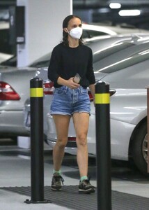 natalie-portman-in-denim-shorts-at-a-medical-center-in-beverly-hills-10-08-2021-1.jpg