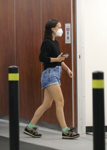 natalie-portman-in-denim-shorts-at-a-medical-center-in-beverly-hills-10-08-2021-3.jpg