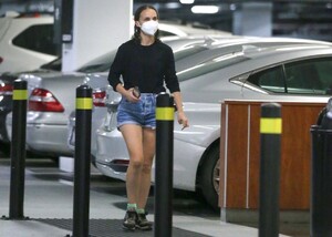 natalie-portman-in-denim-shorts-at-a-medical-center-in-beverly-hills-10-08-2021-4.jpg