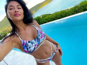 nicole-scherzinger-incredible-figure-in-bikini-october-2021-11-glamstyled.thumb.jpg.f4a4f3643bdae591dae6f3cf20f457d2.jpg