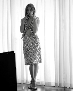 phoebe-dynevor-black-and-white-photoshoot-october-2021-1.jpeg