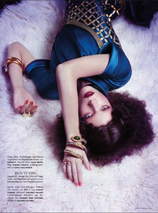 vogue-germany-2-2013_guinevere-meghan-bette_(4).thumb.jpg.8cd3f624636a3a77c96b2c318eaf7419.jpg