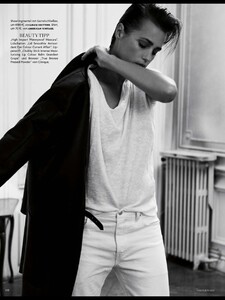 voguegermany13june03knoepfelindlekofer.thumb.jpg.36805f9bafbcdb0378e27282fc2252e5.jpg