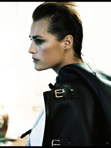 voguegermany13june04knoepfelindlekofer.thumb.jpg.163cc2ebb8c608478428e770f6f9cadc.jpg