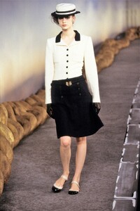 003-chanel-spring-2001-couture-CN10010921-jenny-vauther.jpg