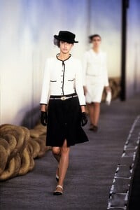 006-chanel-spring-2001-couture-CN10010923-angie-schmidt.thumb.jpg.f53d2e1334edd9d0cd0ea119d874f505.jpg