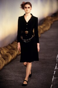 008-chanel-spring-2001-couture-CN10010865-anouck-lepere.jpg