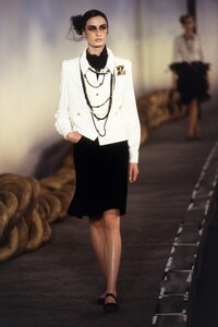 009-chanel-spring-2001-couture-CN10010890-erin-oconnor.jpg