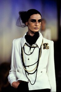 009-chanel-spring-2001-couture-details-CN10051462-erin-oconnor.jpg