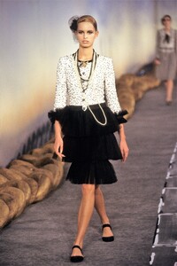 010-chanel-spring-2001-couture-CN10010889-karolina-kurkova.jpg